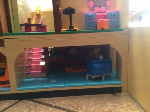 The other side of the cut-away. The room on top is removable.